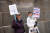 시카고 시민들이 25일 시청 앞에서 백신 의무화 반대 시위를 벌이고 있다. '자유롭고 용감하게' '의료 자유'라고 쓴 피켓을 들고 있다. AFP=연합뉴스