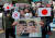 마코 공주와 고무로의 결혼에 반대하는 시민들이 26일 일본 도쿄에서 시위를 하고 있다. [로이터=연합뉴스]