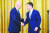 조 바이든 미국 대통령(왼쪽)이 지난 6월 백악관에서 열린 한 행사에서 피트 부티지지 교통부 장관과 악수하고 있다. [연합뉴스]