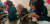 26일(현지시간) 미국 뉴욕에서 열린 오징어 게임 체험 행사에서 참가들이 달고나 뽑기를 하고 있다. 뉴욕=박현영 특파원