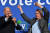 26일(현지시간) 미국 민주당의 버지니아 주지사 후보 테리 매컬리프(오른쪽)가 자신을 지원하기 위해 유세장을 찾은 조 바이든 대통령을 춤을 추며 반기고 있다. [AFP=연합뉴스]