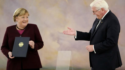 [이 시각] 메르켈 독일 총리 '해임 증명서' 받았다. 12월 초 16년 임기 마칠 예정 