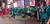 26일(현지시간) 미국 뉴욕 맨해튼 타임스 스퀘어에서 '오징어 게임' 속 딱지치기 놀이를 하는 참가자들. 뉴욕=박현영 특파원