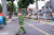 지난 9월 30일 베트남 경찰이 붕따우 지역에서 바리케이드를 제거하고 있다. 베트남은 거의 3개월간 엄격한 이동제한 정책을 실시했다. 사진 AP=연합뉴스 