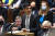 보리스 존슨 영국 총리(오른쪽)가 27일 의회에서 마스크를 쓴 모습이 포착됐다. 가디언은 그가 의회에서 마스크를 쓴 건 수개월 만이라고 전했다.[로이터=연합뉴스]