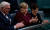 앙겔라 메르켈 독일 총리(가운데)가 26일(현지시간) 독일 베를린의 연방하원에서 프랑크-발터 슈타인마이어 대통령(왼쪽)과 함께 본회의를 참관하고 있다. AFP=연합뉴스