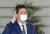 지난해 5월 아베 신조 당시 일본 총리가 전국민에 배포한 '아베 마스크'를 착용하고 총리관저에 들어가고 있다. [교도=연합뉴스]