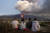 라 팔마 섬 주민들이 26일 쿰브레 비에하 화산의 폭발을 멀리서 바라보고 있다. 라 팔마 섬의 화산 분화는 5주 넘게 계속되고 있다. AP=연합뉴스