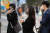 지난 21일 오전 서울 세종대로 사거리에서 손에 커피를 든 직장인들이 출근길 발걸음을 재촉하고 있다. 사진 뉴스1     