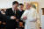 29일 교황청을 공식 방문한 문재인 대통령이 프란치스코 교황과 단독 면담을 한 뒤 DMZ 철조망을 잘라 만든 평화의 십자가를 설명하고 있다. 교황청 제공