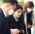 고(故) 노태우 전 대통령의 부인 김옥숙 여사(가운데)가 28일 서울 종로구 서울대병원 장례식장에 들어서고 있다. 사진공동취재단