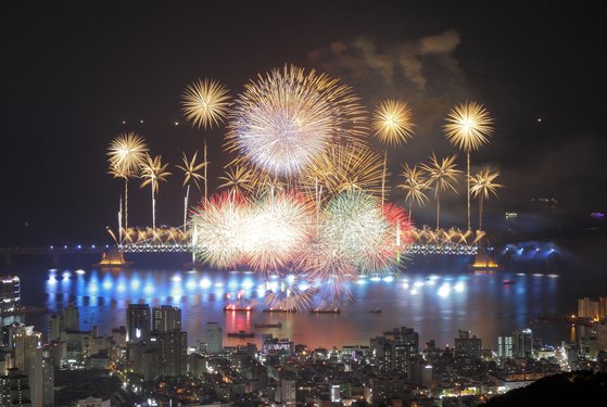 부산 광안리서 12월 말 불꽃축제 열린다…빛·트리축제도 개최  | 중앙일보