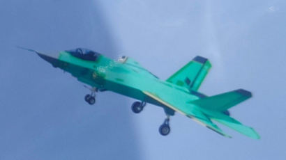 미국의 골칫거리…'중국판 F-35' 스텔스기 비행 포착됐다