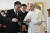 문재인 대통령이 29일 프란치스코 교황에게 DMZ 철조망 십자가를 선물하고 있다. 문 대통령은 "한반도 평화를 위한 강렬한 열망의 기도를 담아 만들었다"며 십자가의 의미를 직접 설명하고 있다. 청와대 제공