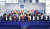 문재인 대통령이 30일(현지시간) 이탈리아 로마 누볼라 컨벤션 센터에서 열린 주요 20개국(G20) 정상회의 공식 환영식에서 정상 및 각 분야 종사자들과 기념촬영을 하고 있다. [연합뉴스]