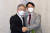 더불어민주당 이재명 대선 후보와 박용진 의원이 28일 서울 영등포구 여의도의 한 음식점에서 악수하고 있다. 연합뉴스