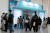 지난 21일 서울 강남구 세텍(SETEC) 전시장에서 열린 제16회 외국인투자기업 채용박람회에서 취업생들이 3세션 오픈을 기다리고 있다. [뉴스1]