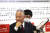 일본 자민당 아마리 아키라 간사장이 31일 자민당 선거본부에서 보고를 듣고 있다. [AP=연합뉴스]