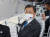 문재인 대통령이 지난 30일(현지시간) 이탈리아 로마 누볼라 컨벤션 센터에서 열린 주요 20개국(G20) 정상회의 기념촬영이 끝난 뒤 '국제경제 및 보건' 세션에 참석해 있다. 연합뉴스