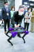 이재명 더불어민주당 대선 후보가 28일 경기도 고양 킨텍스에서 열린 '2021 로보월드'에서 사족보행 로봇을 살펴보고 있다. 뉴시스