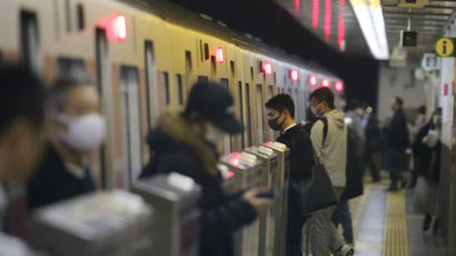 도쿄 전철에서 칼부림·방화 사건…20대 남성 현장에서 체포