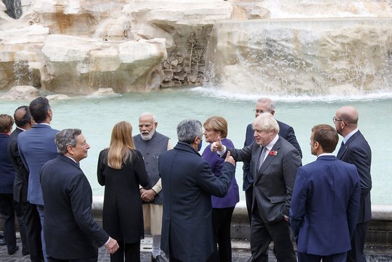 이탈리아 로마에서 열린 G20 정상회의에 참석한 각국 정상들이 31일(현지 시간) 트레비 분수에서 기념사진을 찍고 있다. 이날 일정은 참석 여부를 선택할 수 있는 자율 일정이었고, 문재인 대통령과 조 바이든 미국 대통령 등은 사진촬영에 불참했다. 연합뉴스