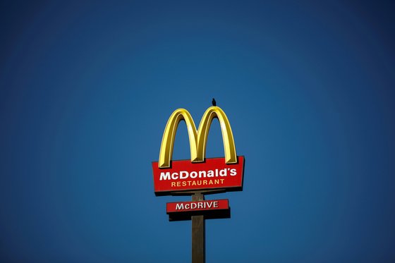 맥도날드는 올해에만 미국 내 직원의 임금을 10% 이상 인상했다고 밝혔다. 그럼에도 일부 매장은 운영할 인력이 부족한 탓에 심야 영업시간을 줄이는 조치를 취했다고 한다. 로이터=연합뉴스