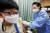 지난달 광주 북구 미래아동병원에서 한 어린이가 독감 백신접종을 받고 있다. 사진 광주 북구청, 연합뉴스 