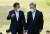 이재명 더불어민주당 대선 후보(오른쪽)가 문재인 대통령과 지난달 26일 청와대에서 함께 걸으며 대화하고 있다. 뉴스1