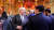 영국 글래스고에서 1일 개막한 COP26 환영회에서 보리스 존슨(가운데) 영국 총리가 참석자들과 이야기를 하고 있다. [AFP=연합뉴스]