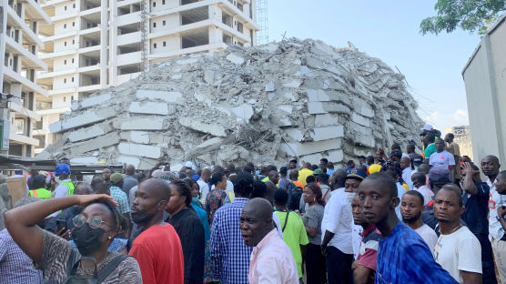[이 시각] 나이지리아 21층 건물 공사중 폭삭…"100명 작업 중"