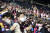 1일 오후 서울 송파구 잠실야구장에서 열린 프로야구 '2021 신한은행 SOL KBO 포스트시즌‘ 와일드카드 결정전 1차전 키움 히어로즈와 두산 베어스의 경기에서 관중들과 응원단이 열띤 응원을 펼치고 있다.  [뉴스1]