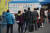 2일 오전 서울역광장에 설치된 임시선별검사소에서 시민들이 코로나19 검사를 받기 위해 줄을 서고 있다. 연합뉴스
