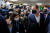 할리우드 배우 레오나르도 디카프리오가 2일 영국 글래스고에 열린 COP26에 참석했다. 그를 보기 위해 취재진과 팬 등 많은 인파가 몰렸다. [로이터=연합뉴스]