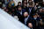 2일 영국 글래스고에 열린 COP26에 참석한 배우 디카프리오를 보기 위해 몰린 사람들.[로이터=연합뉴스]
