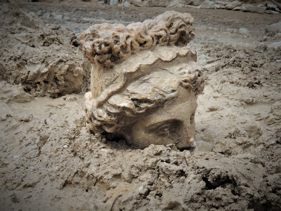 두물루프나르 대학 발굴팀이 지난달 31일(현지시각) 터키 서부 아이노자이의 그리스·로마 유적지에서 '사랑의 신' 아프로디테 조각상을 발견했다. 연합뉴스