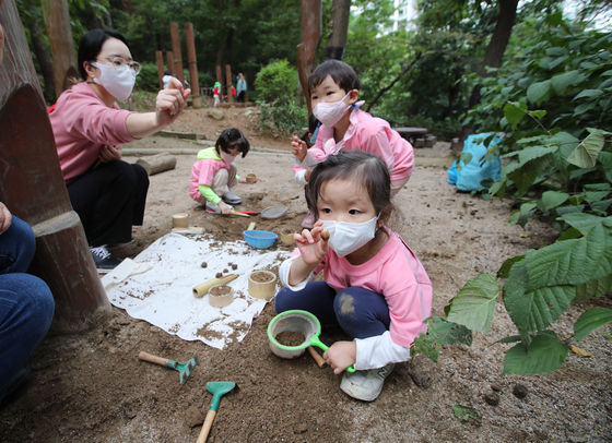 2일 서울시 방배근린공원 유아숲체험원에서 서초형 공유어린이집(권역별 어린이집 공동육아 프로그램)에 참여한 아이들이 숲체험을 하고 있다. 우상조 기자.