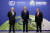 보리스 존슨 영국 총리(왼쪽)와 안토니오 구테흐스 유엔 사무총장(오른쪽)이 1일 영국 스코틀랜드 글래스고에서 열린 기후변화협약 제 26차 당사국 총회(COP26)에 참석하기 위해 도착한 조 바이든 미국 대통령(가운데)을 맞이하고 있다. COP26은 지난달 31일부터 오는 12일까지 열린다. AFP=연합뉴스