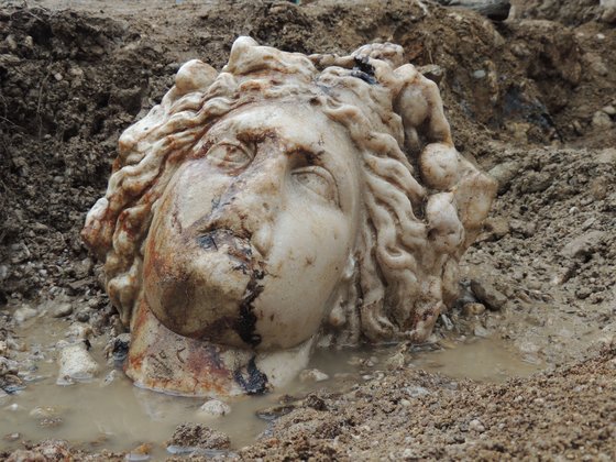 두물루프나르 대학 발굴팀이 지난달 31일(현지시각) 터키 서부 아이노자이의 그리스·로마 유적지에서 발견한 '술의 신' 디오니소스 조각상. 연합뉴스