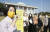 류호정 정의당 의원(왼쪽)이 3일 국회 의원회관 앞에서 열린 타투이스트와 함께 하는 타투 스티커 체험 행사에서 참석자들과 기념촬영을 하고 있다. 임현동 기자