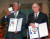 지난 1993년 넬슨 만델라 전 남아공 대통령과 함께 한 클레르크 전 대통령(오른쪽). [AP=연합뉴스]