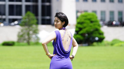 ‘등 파인 보라색 드레스’ 입었던 류호정…이번엔 국회서 타투 스티커 행사
