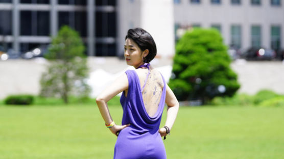‘등 파인 보라색 드레스’ 입었던 류호정…이번엔 국회서 타투 스티커 행사