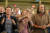 (왼쪽부터)극중 루비의 오빠와 엄마, 아빠이자 실제 농인 배우들. 가운데 루비 엄마 재키 역의 말리 매트린은 아카데미 최연소 여우주연상 수상자이다.