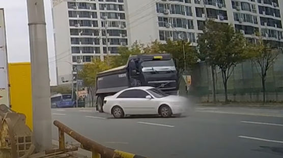 피해차량 뒤바뀔 뻔 했다…직진 승용차 밀어버린 덤프트럭[영상]