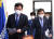 송영길 민주당 대표(왼쪽)와 윤호중 원내대표(오른쪽)가 지난 1일 국회에서 열린 최고위원회의에 참석하고 있다. 임현동 기자