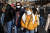 3일 마스크를 쓴 사람들이 암스테르담 중심가에서 길을 걷고 있다 [AFP=연합뉴스]
