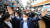 윤석열 국민의힘 대선 후보가 4일 오전 의정부 제일시장을 방문해 상인들과 시민들을 향해 인사하고 있다. 국회사진기자단