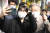 이재명 더불어민주당 대선 후보가 5일 오전 대구 북구 경북대학교 북문 인근에 도착해 학생들의 요청에 기념사진을 찍고 있다. 뉴스1