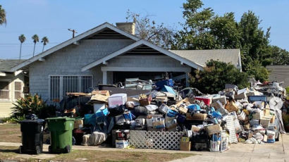 2.4ｍ 쓰레기 장벽 치운다···LA 쓰레기 집 주인이 남긴 한마디